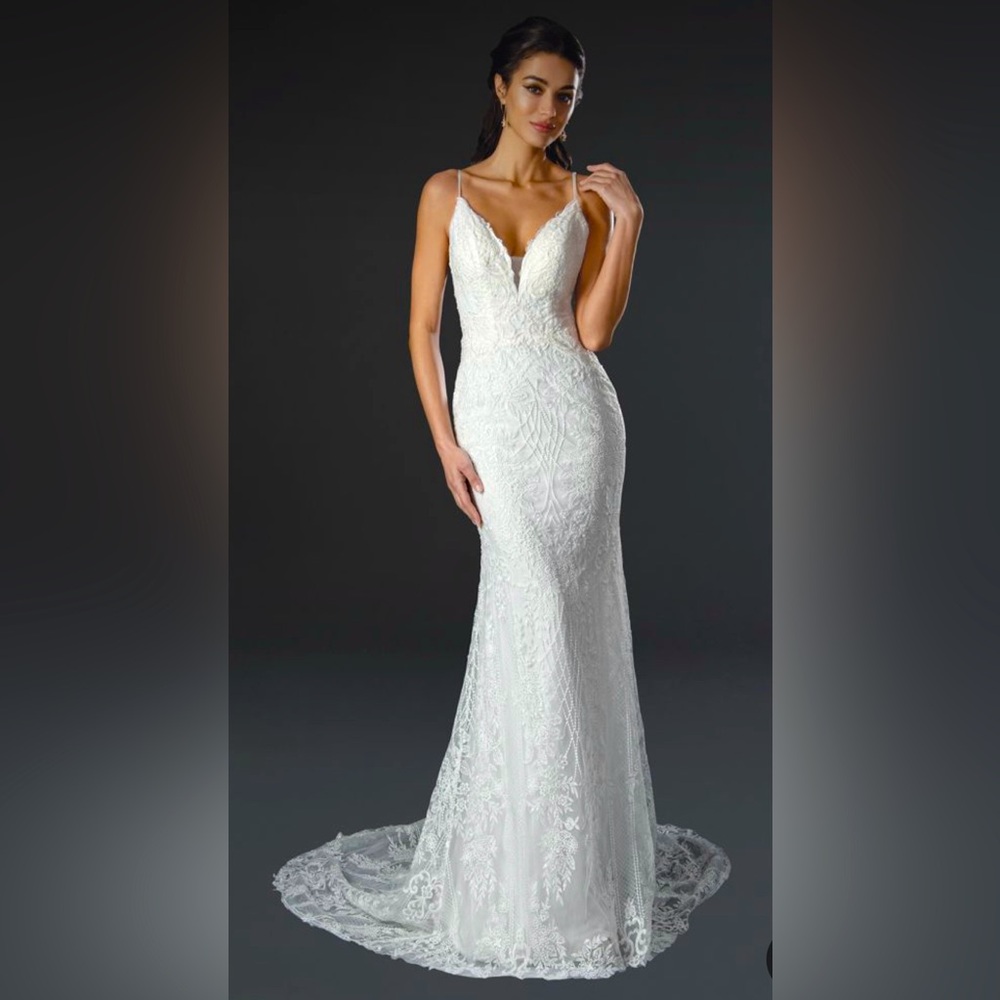 Elegant White Lace Mermaid Wedding Dress with V-Neck